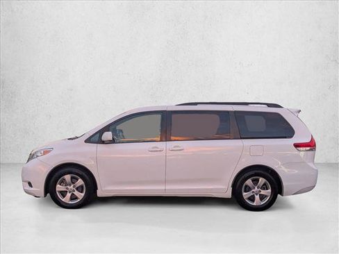 Used 2011 Toyota Sienna LE image 9