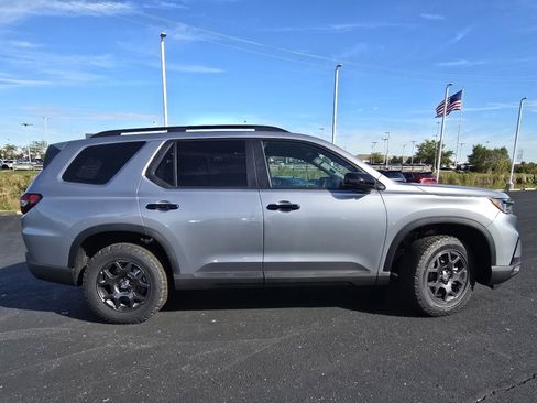 New 2025 Honda Pilot TrailSport image 19