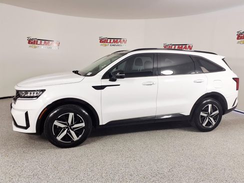 Used 2023 Kia Sorento S w/ Panoramic Sunroof Package image 3