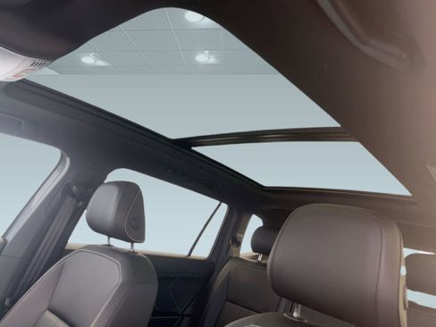 Used 2023 Volkswagen Tiguan SE R-Line image 16