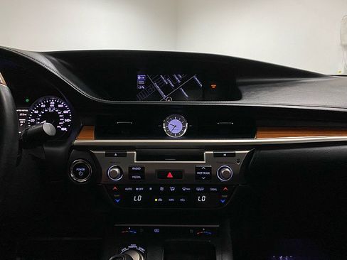 Used 2013 Lexus ES 300h w/ Luxury Pkg image 19