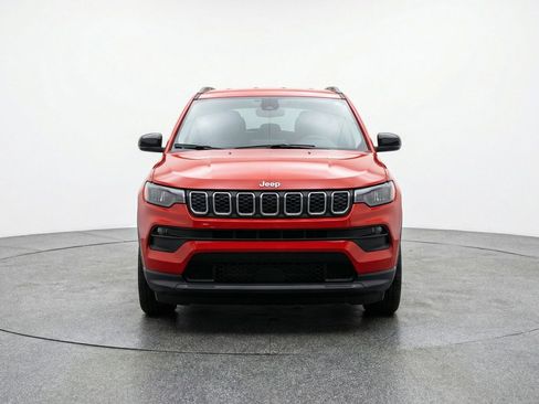 Used 2025 Jeep Compass Latitude image 2