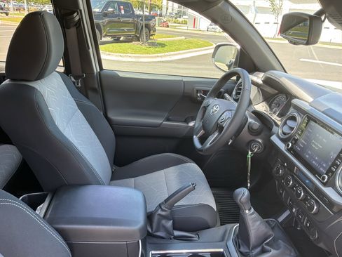 Used 2022 Toyota Tacoma TRD Sport w/ Technology Package AWD/4WD image 32
