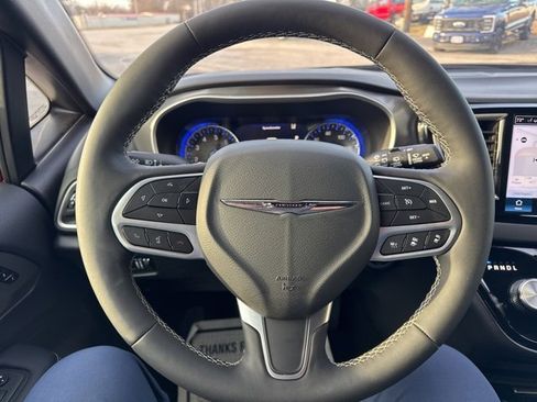 Used 2025 Chrysler Pacifica Select image 11