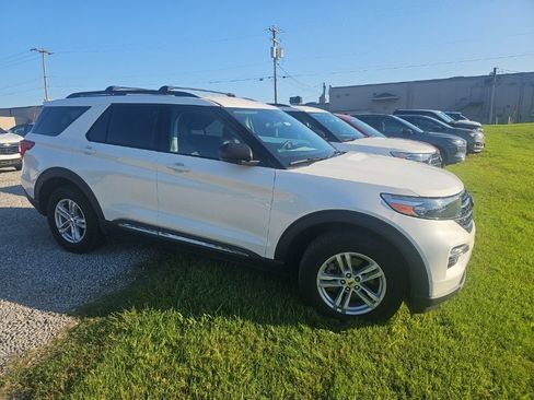 Used 2024 Ford Explorer XLT w/ Equipment Group 202A AWD/4WD image 2