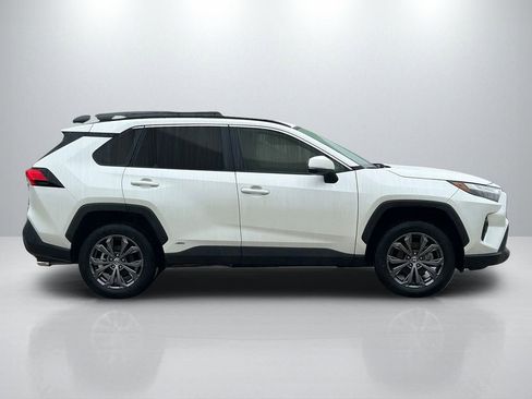 Used 2022 Toyota RAV4 XLE Premium image 4
