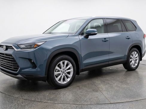 Used 2025 Toyota Grand Highlander FWD image 3