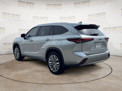 Used 2024 Toyota Highlander Platinum AWD/4WD image 3