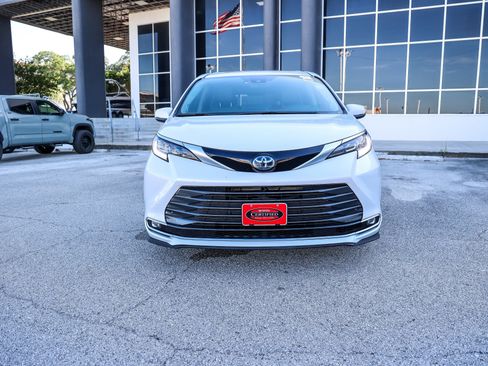 Certified 2023 Toyota Sienna Limited FWD image 3