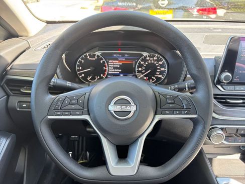 Used 2025 Nissan Altima 2.5 SV FWD image 35