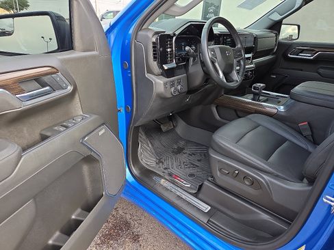 Used 2025 Chevrolet Silverado 1500 LT Trail Boss w/ Convenience Package II AWD/4WD image 10