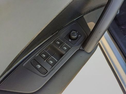 New 2026 Volkswagen Tiguan SE R-Line FWD image 17
