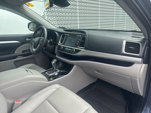 Used 2019 Toyota Highlander XLE AWD/4WD image 30