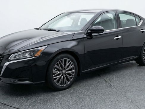 Used 2025 Nissan Altima 2.5 SV image 3