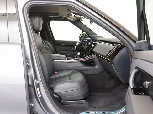 Used 2025 Land Rover Range Rover Sport SE image 16