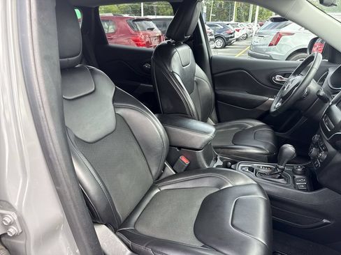 Used 2019 Jeep Cherokee Latitude Plus w/ Cold Weather Group AWD/4WD image 26
