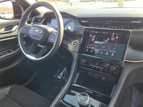 Certified 2025 Jeep Grand Cherokee Altitude image 9