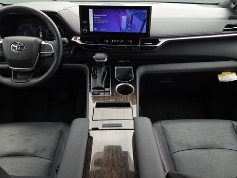 Certified 2025 Toyota Sienna Platinum AWD/4WD image 16