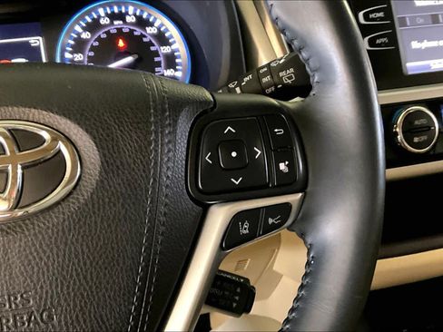Used 2019 Toyota Highlander XLE FWD image 23