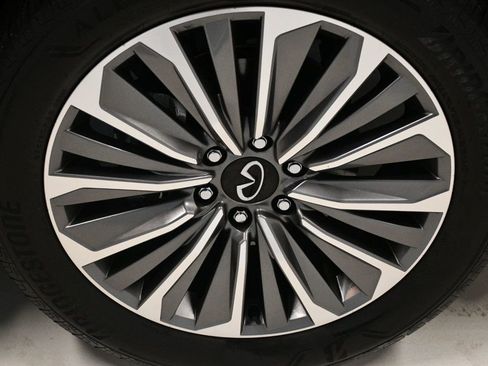 Used 2025 INFINITI QX80 Sensory image 21