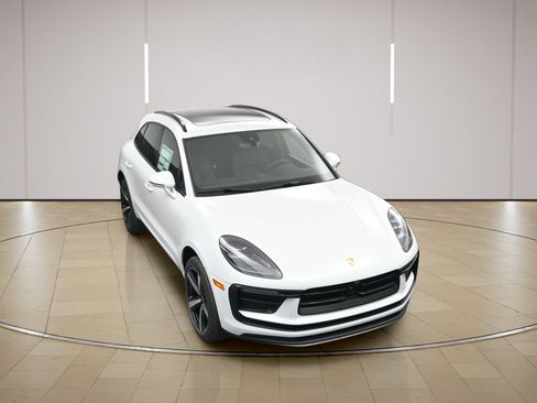 Certified 2026 Porsche Macan AWD/4WD image 39