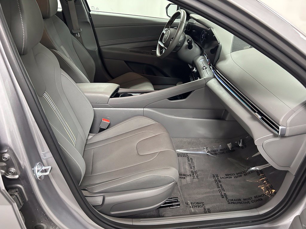 Used 2025 Hyundai Elantra SEL FWD image 13
