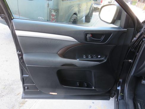 Used 2019 Toyota Highlander LE AWD/4WD image 28