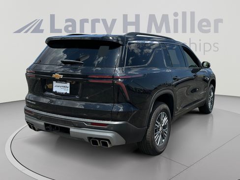 Used 2025 Chevrolet Traverse LT FWD image 5