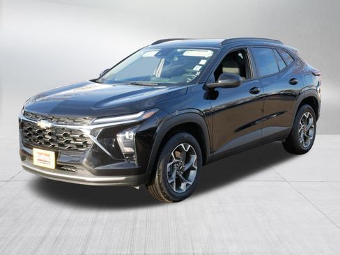 Used 2025 Chevrolet Trax LT w/ LT Convenience Package image 3