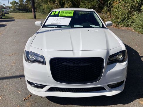 Used 2023 Chrysler 300 Touring L w/ Comfort Group image 13