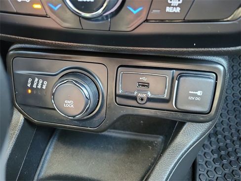 Used 2023 Jeep Renegade Altitude image 32