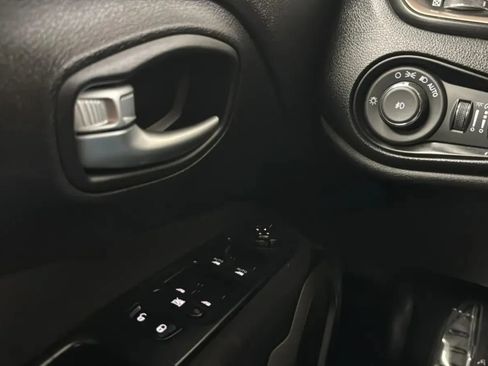 Used 2017 Jeep Renegade Latitude AWD/4WD image 16