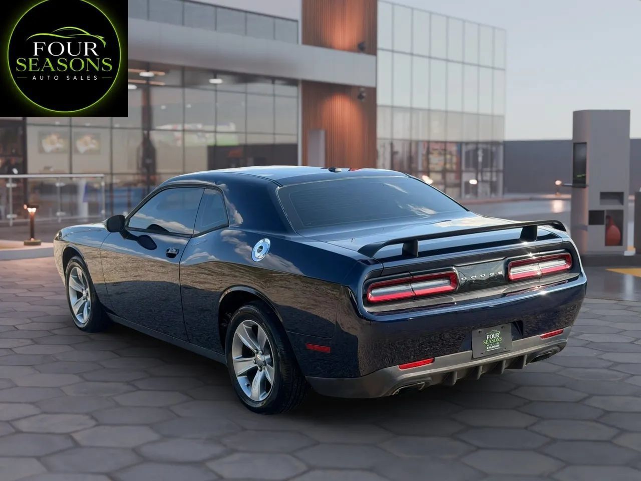 Used 2015 Dodge Challenger SXT RWD image 2