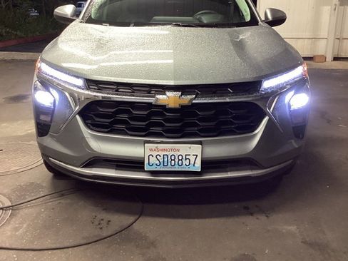 Used 2025 Chevrolet Trax LT w/ LT Convenience Package image 5