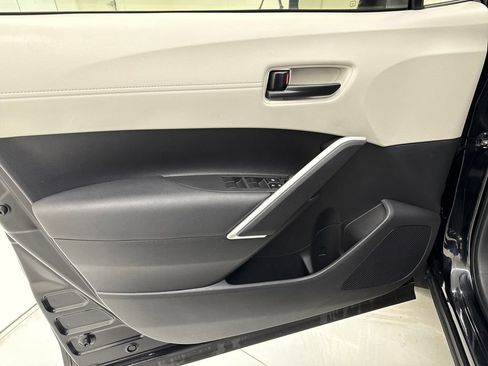 Used 2023 Toyota Corolla Cross L image 11