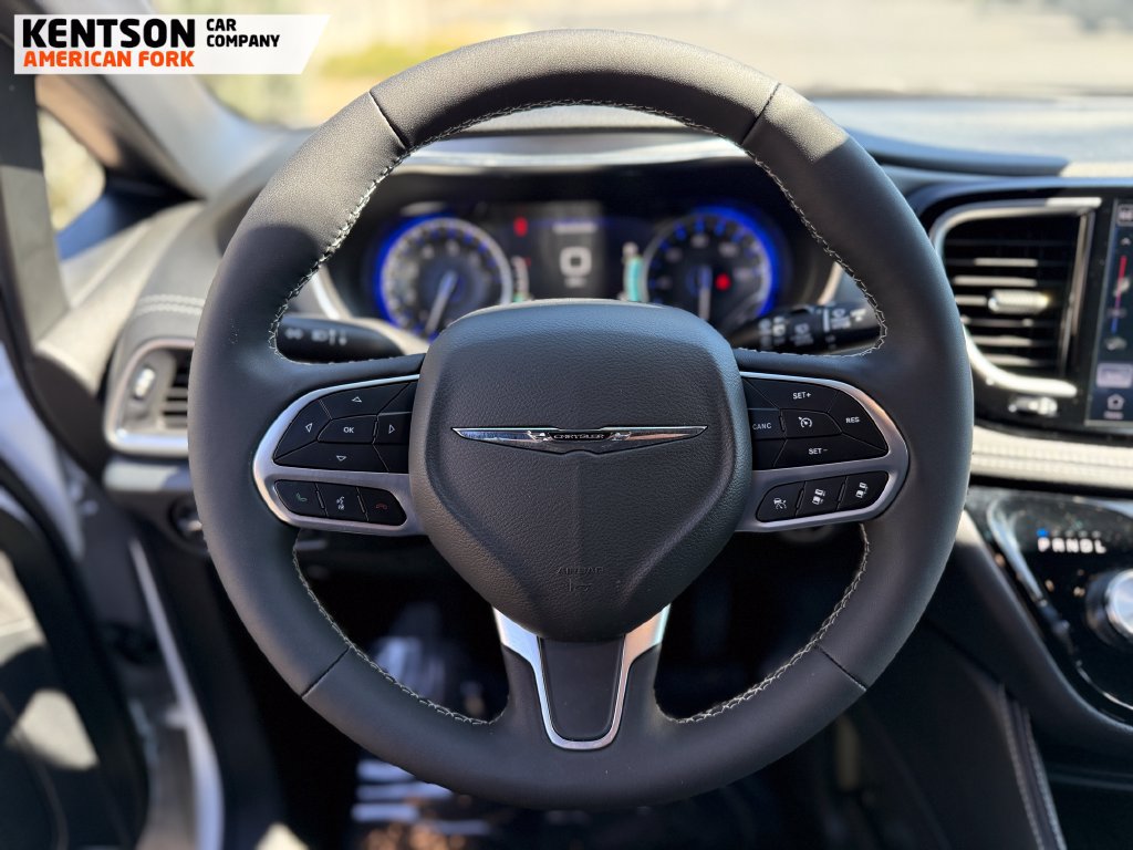 Used 2026 Chrysler Pacifica Limited AWD/4WD image 19