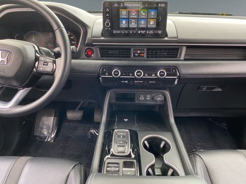 Used 2025 Honda Pilot Touring image 11