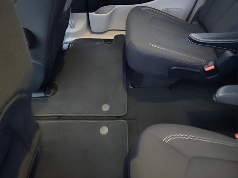 Used 2020 Chrysler Voyager LX image 25