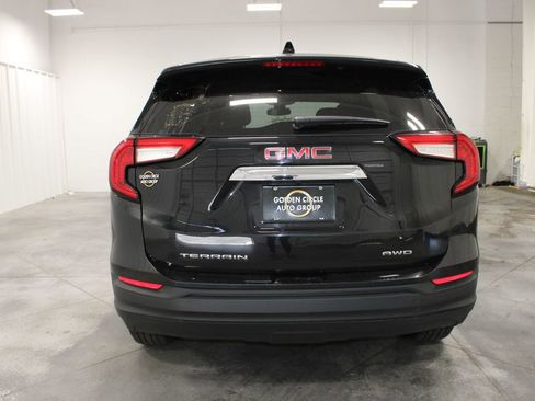 Used 2024 GMC Terrain SLE image 8