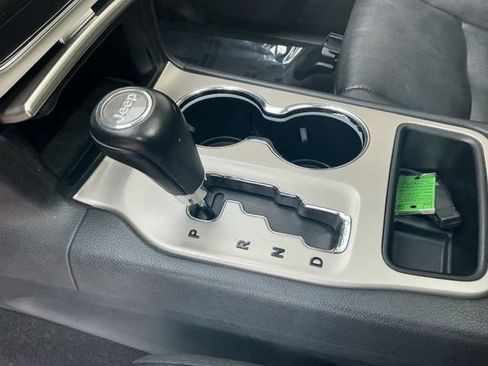 Used 2011 Jeep Grand Cherokee Laredo AWD/4WD image 24