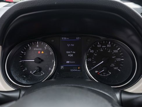 Used 2021 Nissan Rogue Sport SV image 34