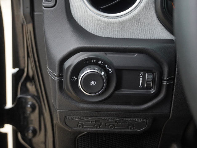 Used 2025 Jeep Wrangler Unlimited Sahara AWD/4WD image 20