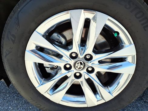 Used 2025 Toyota Sienna XLE w/ XLE Plus Package AWD/4WD image 11