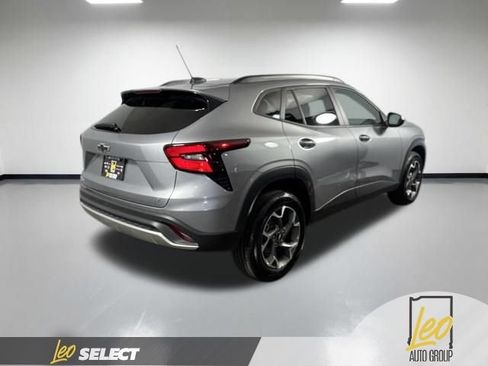 Used 2025 Chevrolet Trax LT w/ Driver Confidence Package FWD image 6