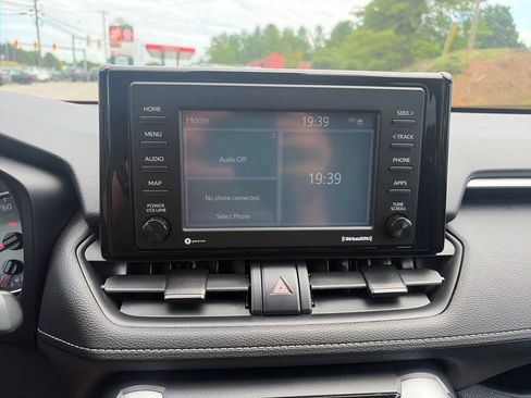 Used 2020 Toyota RAV4 LE FWD image 19