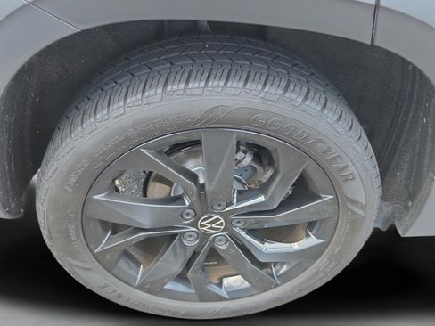 Used 2023 Volkswagen Taos SE w/ Panoramic Sunroof Package FWD image 34
