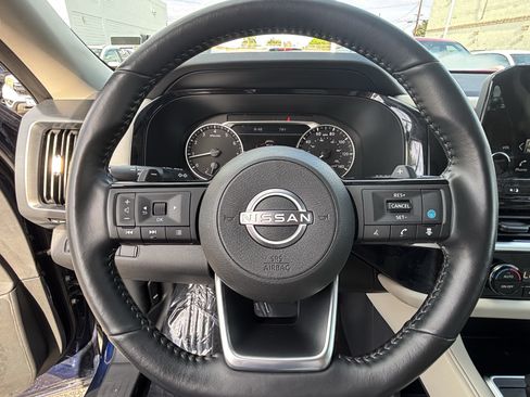 Used 2025 Nissan Pathfinder SL FWD image 25