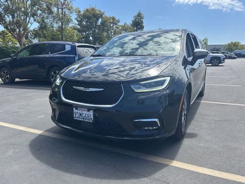 Used 2023 Chrysler Pacifica Limited FWD image 5