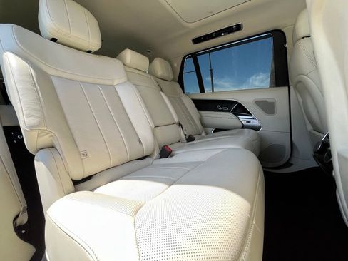 Used 2023 Land Rover Range Rover Long Wheelbase SE image 16