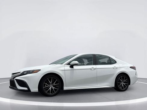 Used 2024 Toyota Camry SE FWD image 2